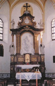 Hlavní oltář má dřevěné retabulum